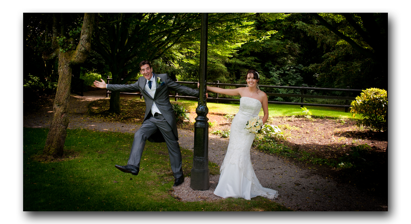 bride and groom by the lamp post